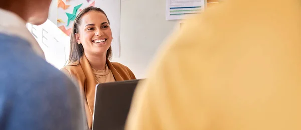 Planejamento Reunião Sorriso Mulher Negócios Liderança Estratégia Laptop Conversando Inicialização — Fotografia de Stock