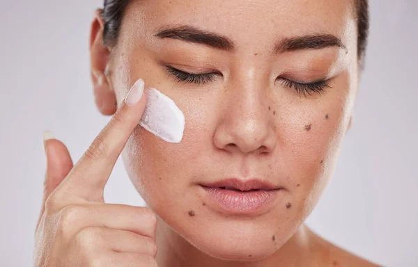 Skincare Facial Face Cream Woman Studio Wellness Grooming Cosmetics Grey — Stock Photo, Image