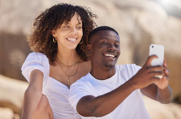 黒のカップル 笑顔の自撮りと一緒に女性と男性とビーチソーシャルメディアのプロフィール写真のために 幸せの休日に無料で屋外の若者の愛 写真や夏の旅行 — ストック写真
