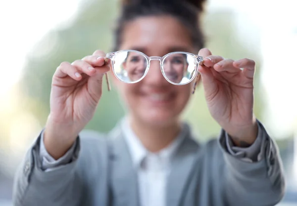 Mulher Negócios Visão Óculos Nas Mãos Reflexão Facial Foco Com — Fotografia de Stock