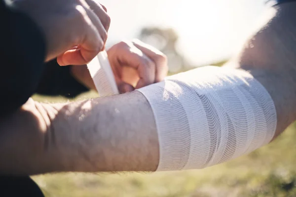 手臂绷带及受伤 运动或运动意外后的急救 运动训练或锻炼后使用石膏或带子的男性运动员的医疗急救 帮助和伤害 — 图库照片