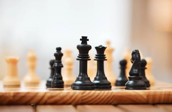 Schach Brettspiele Und Schwarze Figuren Auf Einem Holztisch Fokus Wobei — Stockfoto