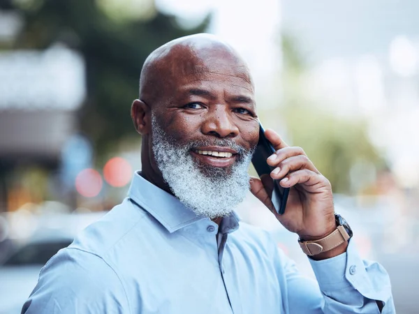 Llamada Telefónica Negocios Retrato Hombre Negro Ciudad Para Conversación Redes —  Fotos de Stock
