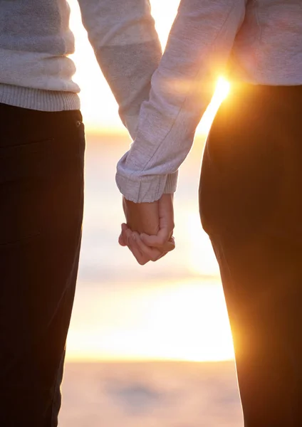 Çiftler Kumsalda Ele Tutuşuyor Gün Batımı Evlilik Randevusunu Kurtarmak Için — Stok fotoğraf
