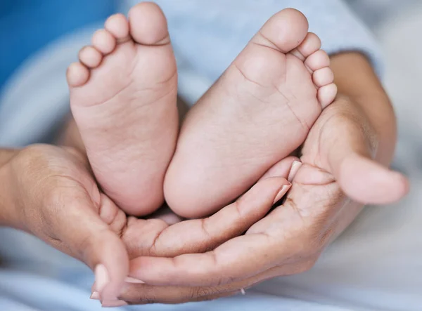 Händerna Fötterna Och Barnet Med Mamma För Kärlek Omsorg Och — Stockfoto