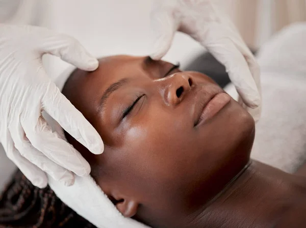 Zwarte Vrouw Gezicht Slapen Spa Gezicht Voor Schoonheid Huidverzorging Massage — Stockfoto