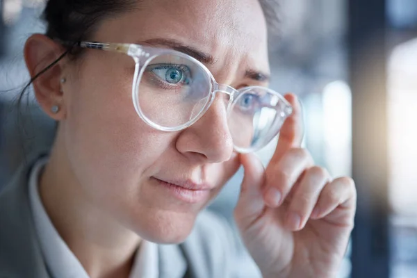 Mujer Negocios Confundida Visión Gafas Cara Enfoque Lente Prescripción Fallan — Foto de Stock