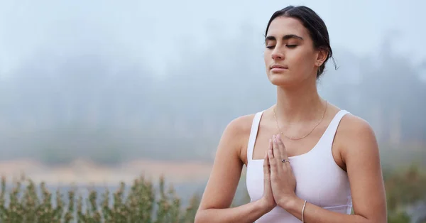 モックアップまたは自然の中で祈りの女性は 精神的な瞑想 平和的または屋外での礼拝のために フィットネス 蓮や健康的な女の子は マインドフルネスの自由を瞑想するためにバランスの取れた運動でリラックス — ストック写真