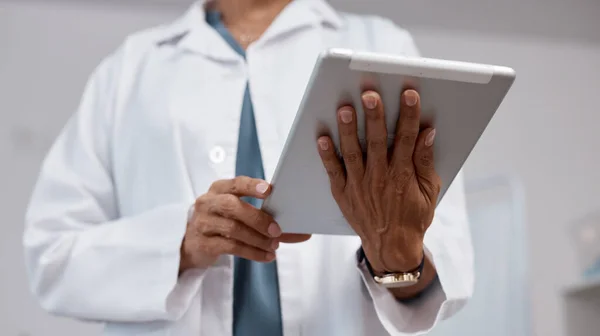 Mãos Tablet Médico Hospital Para Pesquisa Telessaúde Consulta Online Cuidados — Fotografia de Stock