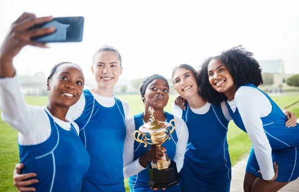 Mulher Negra Amigos Celebração Selfie Troféu Vencedor Equipe Esportes Campo — Fotografia de Stock