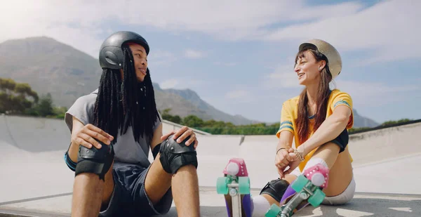 Rollschuhlaufen Fitness Und Spaß Mit Freunden Einem Skatepark Sommer Freien — Stockfoto