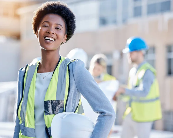 建筑工人 黑人女性肖像或工程承包商的职业心态 行业和建筑发展 非洲工业家 建筑工人或年轻人在建筑方面的快乐面孔 — 图库照片
