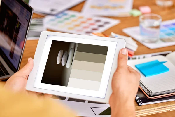 Tablet Graphic Designer Και Χρωματική Διαβάθμιση Χέρια Του Ατόμου Για — Φωτογραφία Αρχείου