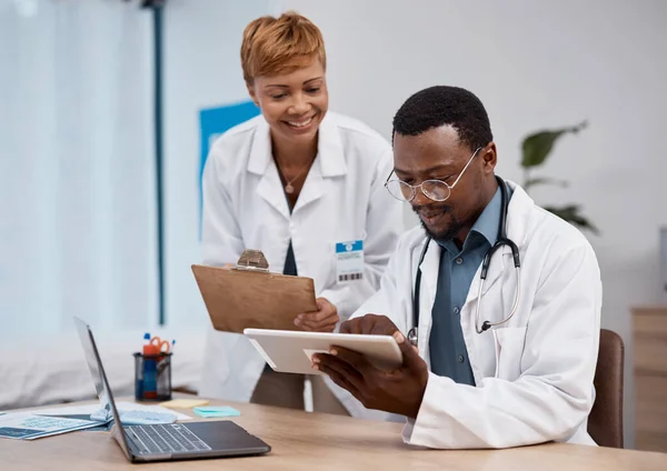 훈련의 태블릿 사무실에서 일하는 의료인이나 흑인들의 디지털 — 스톡 사진