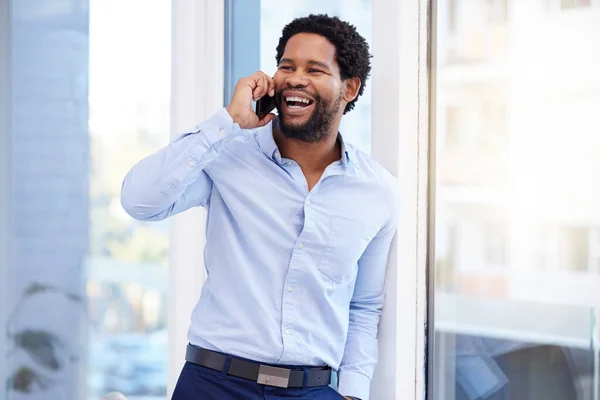 Бизнес Черный Мужчина Смеются Над Телефоном Звонят Разговаривают Офисе Компании — стоковое фото