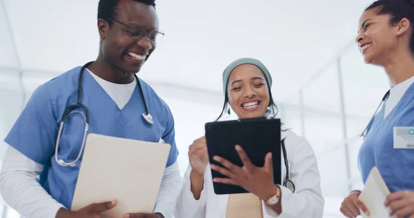 Arts Verpleegkundigen Tablet Het Ziekenhuis Vergadering Chirurgie Planning Behandeling Innovatie — Stockfoto