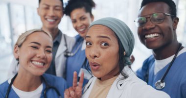 Doktorlar, arkadaşlar ve özçekim ekip oluşturma, dayanışma ve sosyal medya paylaşımı için hastanede. Doktor, grup ve takım çalışması siyah erkek, kadın ve barış için komik gülümseme, mutluluk ve destek.