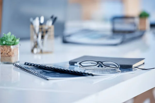 Business Dokumente Und Bücher Mit Brille Auf Schreibtisch Oder Tisch — Stockfoto