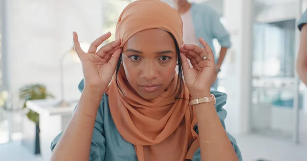 イスラム教徒と仕事のためにオフィスに座っている間 彼女のヒジャーブを調整ビジネス女性と働く 職場でスカーフを動かすイスラム教徒の女性従業員と手 またはエンパワメント — ストック写真
