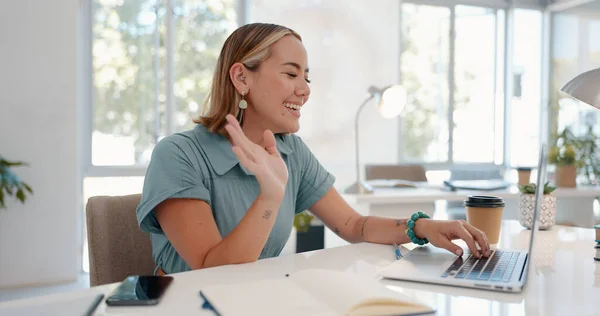 Kobieta Laptop Rozmowy Wideo Biurze Falą Uśmiechem Szczęściem Komunikacji Negocjacji — Zdjęcie stockowe