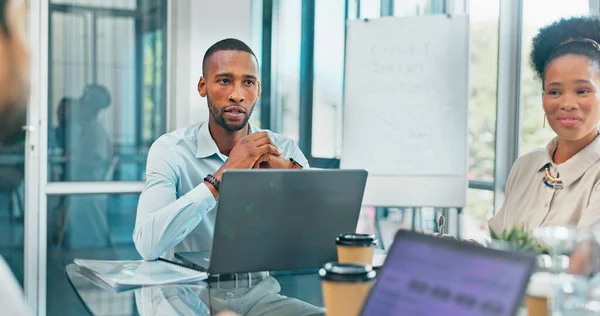 Corporate Black Man Team Meeting Brainstorming Feedback New Project Discussion — Stockfoto
