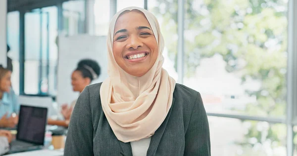 Cara Muçulmano Mentalidade Com Uma Mulher Negócios Seu Escritório Trabalho — Fotografia de Stock