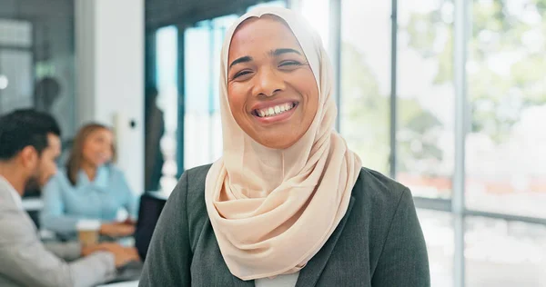 Face Muslim Mindset Business Woman Her Office Work Wearing Hijab — Fotografia de Stock