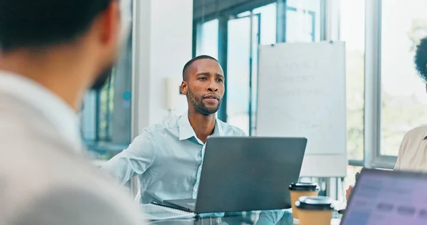Corporate Black Man Team Meeting Brainstorming Feedback New Project Discussion — Stockfoto