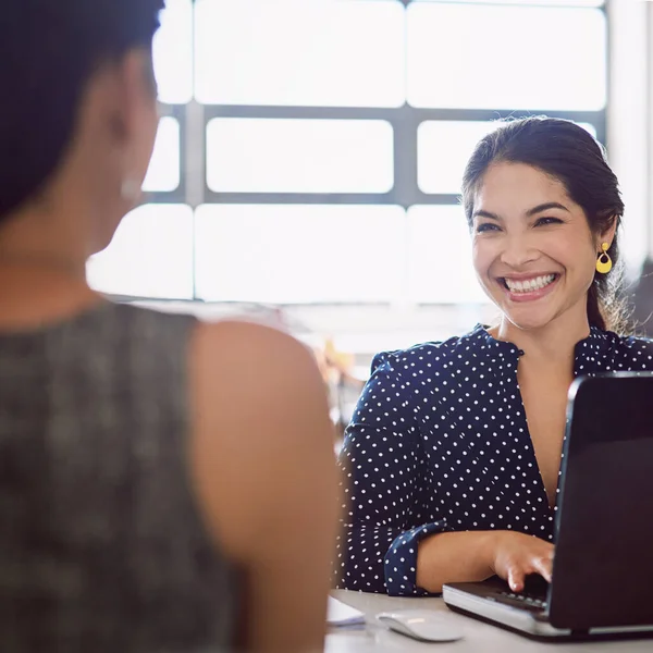 Coworking Boldog Üzletasszony Beszél Egy Találkozó Interjú Vagy Tervezés Együtt — Stock Fotó