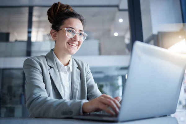 Professionele Vrouw Typen Laptop Online Stage Baan Onderzoek Carrière Business — Stockfoto