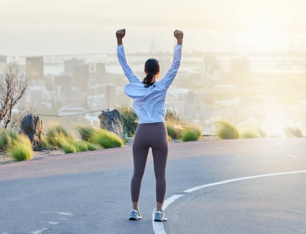 跑步庆祝 女人锻炼和健身的目标一个兴奋而快乐的跑步者在路上 城市景观的日落 自由和女运动员的动力让她们感觉到跑步运动的成功 — 图库照片