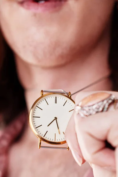 Hand Halskette Und Schmuck Uhr Von Mann Nahaufnahme Mode Für — Stockfoto