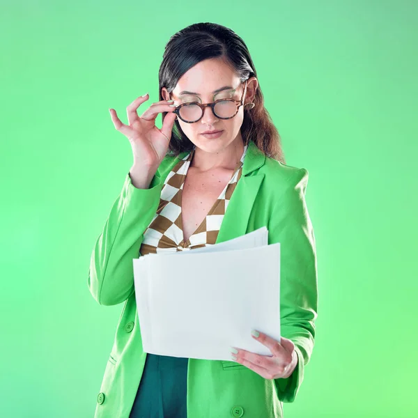 Kobieta Okularach Czyta Papier Izolowany Zielonym Tle Dla Kariery Projektowania — Zdjęcie stockowe