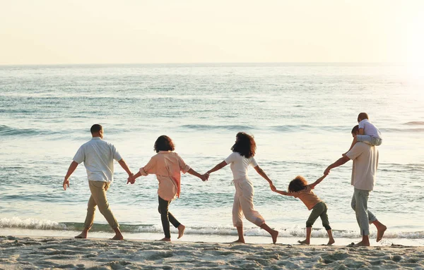 大きな家族 日没時にビーチで手を取り合って 屋外での休暇を楽しんでいます お世話 モックアップと子供 お母さんとお父さんと一緒におばあちゃんとお父さん休日の時間を楽しんで — ストック写真