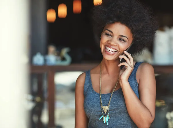 Der Kontakt Ihren Kunden Eine Junge Frau Telefoniert Mit Einem — Stockfoto
