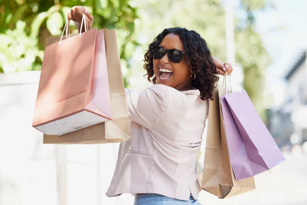 Μαύρη Γυναίκα Πορτρέτο Και Χαρούμενη Τσάντα Για Ψώνια Στο Δρόμο — Φωτογραφία Αρχείου