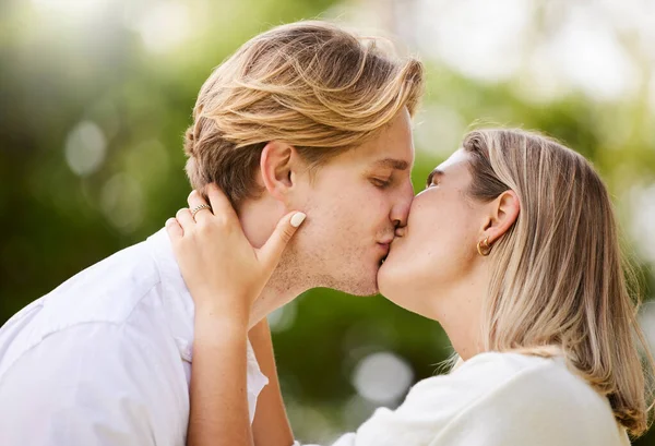 Park Kärlek Och Par Kyss För Romantik Kvalitetstid Och Bindning — Stockfoto