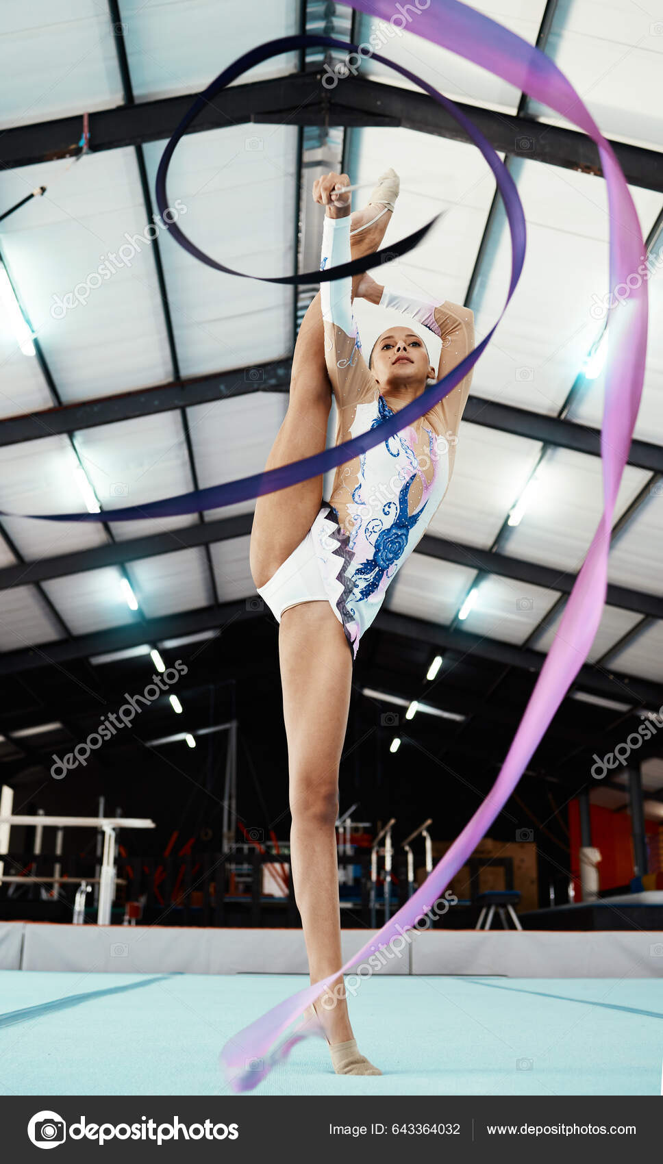 Sport Gymnastique Femme Faisant Une Routine Avec Ruban Tout S