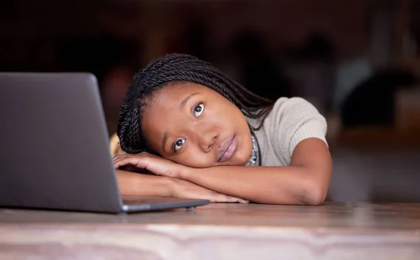 Unatkozó Fekete Laptop Gondolkodás Távoli Munkában Pihentető Fej Asztalon Gondolkodva — Stock Fotó
