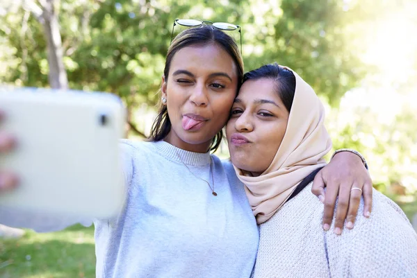 Meisje Vrienden Moslim Voor Grappige Gezichtselfie Met Glimlach Knuffel Blij — Stockfoto