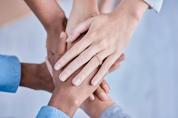 商界人士 多样性和手拉手以上的信任 合作或协作在办公室 由不同的员工组成的团队携手合作 支持或达成一致 — 图库照片