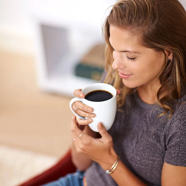 品尝她早上的咖啡 一个在家里喝咖啡的年轻女人 — 图库照片