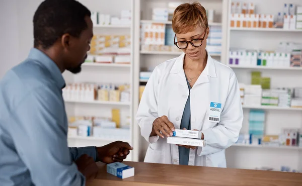 Фармацевтична Жінка Медицина Охорона Здоров Клієнтом Читаючи Інформацію Про Таблетки — стокове фото