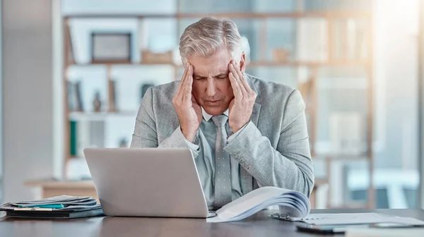 Άγχος Εξουθενωμένος Και Ανώτερος Επιχειρηματίας Πονοκέφαλο Επιχειρηματικό Πρόβλημα Και Κρίση — Φωτογραφία Αρχείου