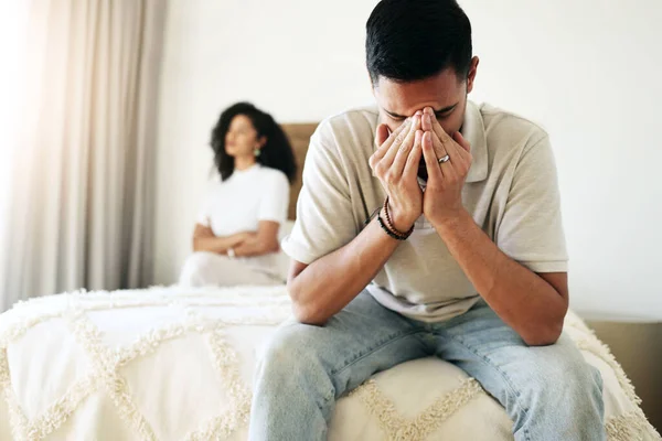 Itku Surullinen Pari Ristiriidassa Makuuhuoneessa Masennuksesta Avioerosta Tai Parisuhdevirheestä Mielenterveys — kuvapankkivalokuva