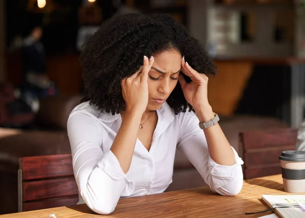 Üzleti Stressz Fejfájás Fekete Kávézóban Fájdalmat Migrént Vagy Fáradtságot Érez — Stock Fotó