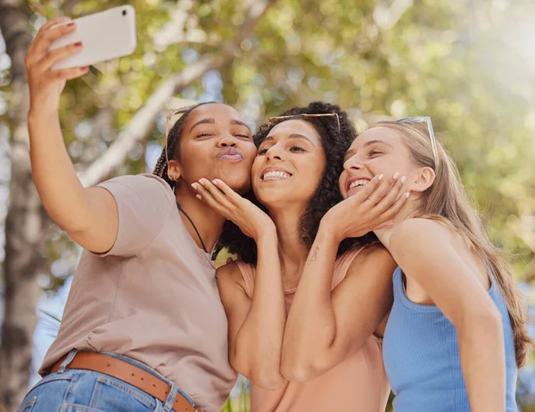 セルフィー 女の子の友人は旅行や自由と一緒に学生のキスや結合 休日の公園でソーシャルメディアのプロフィール写真を撮る屋外 幸福笑顔と幸せな夏休み — ストック写真