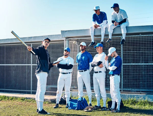トレーニング ディスカッションのためのフィールド上の野球選手とのコーチ スポーツやチームワーク 人々のグループとのリスニングと競争 ピッチと目標のための練習 — ストック写真