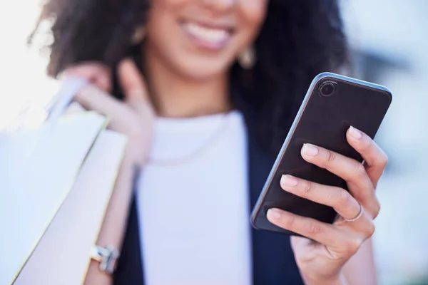 Stad Winkelen Zwarte Vrouw Met Telefoon Voor App Web Internet — Stockfoto