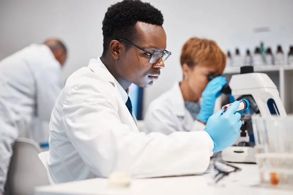 ヘルスケア ウェルネス ワクチンのための科学 バイアルと黒の男に焦点を当て 研究室と革新 ナイジェリアの男性従業員と治癒のための試験管 実験または薬を持つ研究者 — ストック写真